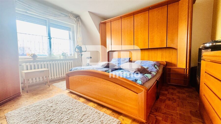 Hochwertiges 1-2 Familienhaus mit Nebengebäude in begehrter Lage mit vielen Extras - OG / DG Schlafzimmer